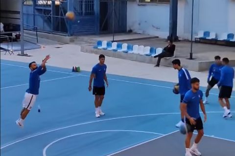 Οι παίκτες της Εθνικής παίζουν μπάσκετ