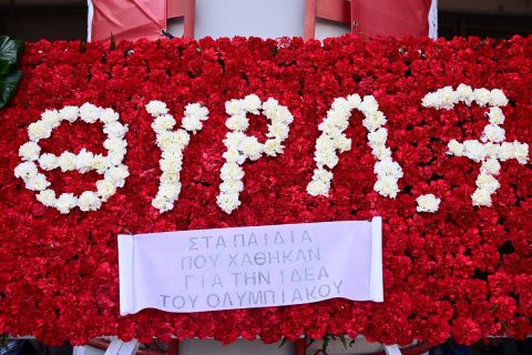 Η Θύρα 7 σχηματισμένη με κόκκινα και λευκά τριαντάφυλλα στο μνημόσυνα της τραγωδίας