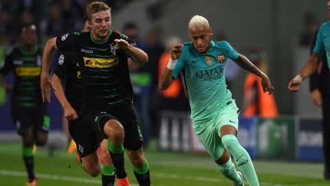 Moenchengladbach's midfielder Christoph Kramer (L) and Barcelona's Brazilian forward Neymar vie for the ball during the UEFA Champions League first-leg group C football match between Borussia Moenchengladbach and FC Barcelona at the Borussia Park in Moenchengladbach, western Germany on September 28, 2016. / AFP / PATRIK STOLLARZ        (Photo credit should read PATRIK STOLLARZ/AFP/Getty Images)