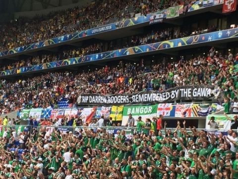 Συγκλόνισαν οι Βορειοιρλανδοί με το χειροκρότημα στο 24' για τον αδικοχαμένο οπαδό