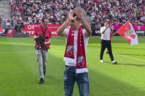 Ο Τάσος Δουβίκας χειροκροτεί τον κόσμο της Ουτρέχτης πριν το ματς με Φέγενορντ