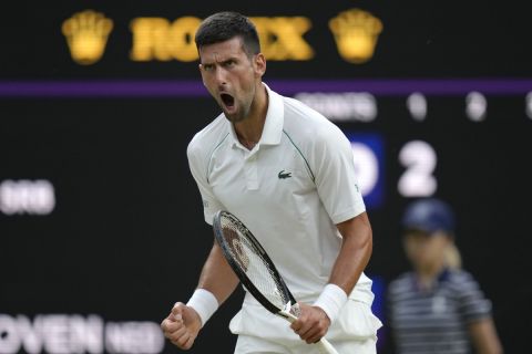  Ο Νόβακ Τζόκοβιτς πανηγυρίζει στο Wimbledon