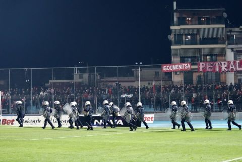 ΠΑΣ Γιάννινα - Ολυμπιακός: Επεισόδια μεταξύ οπαδών, αλλά και της αστυνομίας πριν από την έναρξη της αναμέτρησης