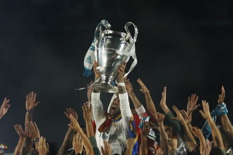 Real Madrid players celebrate with their trophy after winning the Champions League final, at the Santiago Bernabeu stadium in Madrid, Spain, Sunday, May 27, 2018. (AP Photo/Francisco Seco)