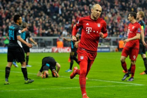 MUNICH, GERMANY - NOVEMBER 04:  Arjen Robben of Bayern Muenchen celebrates scoring his side's fourth goal during the UEFA Champions League Group F match between FC Bayern Muenchen and Arsenal FC at the Allianz Arena on November 4, 2015 in Munich, Germany.  (Photo by Lennart Preiss/Bongarts/Getty Images)