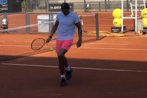 Ο Ναδάλ παίζει ποδόσφαιρο με το μπαλάκι του τένις