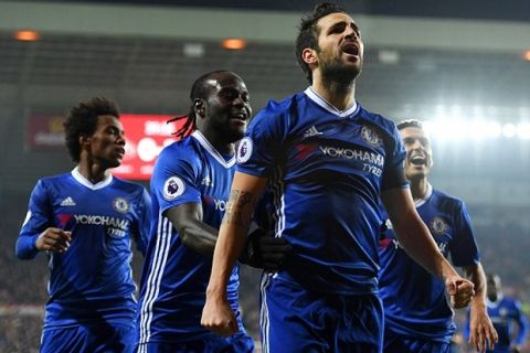 SUNDERLAND, ENGLAND - DECEMBER 14:  Cesc Fabregas of Chelsea (C) celebrates scoring his sides first goal during the Premier League match between Sunderland and Chelsea at Stadium of Light on December 14, 2016 in Sunderland, England.  (Photo by Darren Walsh/Chelsea FC via Getty Images)