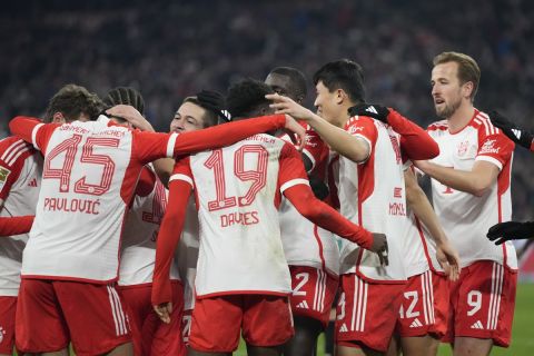 Οι παίκτες της Μπάγερν πανηγυρίζουν γκολ που σημείωσαν κόντρα στη Στουτγκάρδη για την Bundesliga 2023-2024 στην "Άλιαντς Αρένα", Μόναχο | Κυριακή 17 Δεκεμβρίου 2023