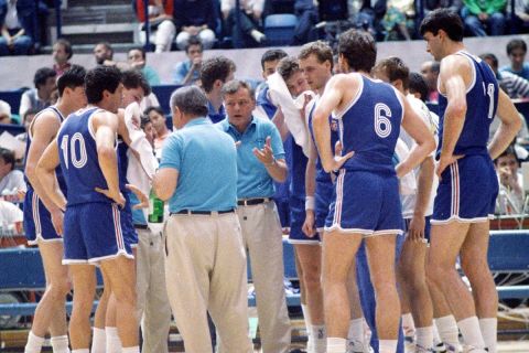 Οι παίκτες της Γιουγκοσλαβίας δέχονται τις οδηγίες του Ντούσαν Ίβκοβιτς στο Eurobasket 1989