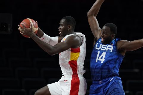 Ο Ουσμάν Γκαρούμπα σε φάση από τον αγώνα της Ισπανίας με τις ΗΠΑ, στο ολυμπιακό τουρνουά μπάσκετ του Τόκιο