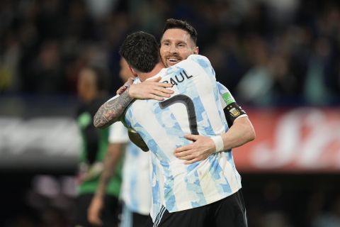 Ο Λιονέλ Μέσι πανηγυρίζει γκολ της Αργεντινής μαζί με τον Ντε Πολ σε ματς κόντρα στην Βενεζουέλα | 25 Μαρτίου 2022