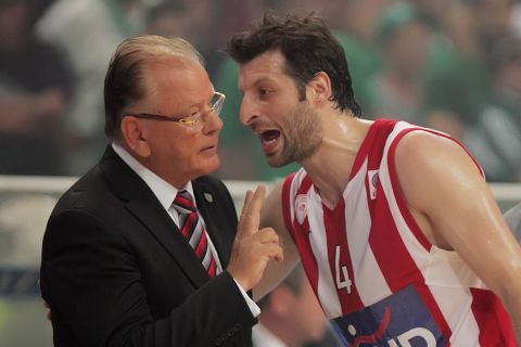 Ο Θοδωρής Παπαλουκάς με τον Ντούσαν Ίβκοβιτς στον Ολυμπιακό