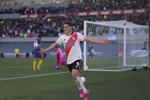 Ο Χουλιάν Άλβαρες της Ρίβερ πανηγυρίζει γκολ που σημείωσε κόντρα στην Μπόκα για τη Liga Profesional 2021 στο "Μονουμεντάλ", Μπουένος Άιρες| Κυριακή 3 Οκτωβρίου 2021
