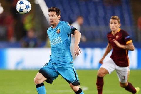 Barcelona's Argentinian forward Lionel Messi (L) controls the ball next to Roma's defender from France Lucas Digne during the UEFA Champions League football match AS Roma vs FC Barcellona at Rome Olympic stadium, on September 16, 2015.   AFP PHOTO / ALBERTO PIZZOLI        (Photo credit should read ALBERTO PIZZOLI/AFP/Getty Images)