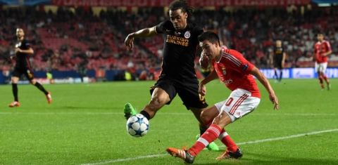 Galatasaray's Belgian defender Jason Denayer (L) vies with Benfica's Argentinian midfielder Nico Gaitan during the UEFA Champions League football match SL Benfica v Galatasaray AS at the Luz stadium in Lisbon on November 3, 2015.   AFP PHOTO / FRANCISCO LEONG        (Photo credit should read FRANCISCO LEONG/AFP/Getty Images)