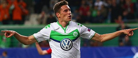 WOLFSBURG, GERMANY - SEPTEMBER 15:  Julian Draxler of VfL Wolfsburg celebrates as he scores their first goal during the  UEFA Champions League Group B match between VfL Wolfsburg and PFC CSKA Moskva at Volkswagen Arena on September 15, 2015 in Wolfsburg, Germany.  (Photo by Martin Rose/Bongarts/Getty Images)