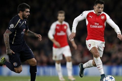 Arsenal's Chilean striker Alexis Sanchez (R) in action during their UEFA Champions League Group F football match between Arsenal and GNK Dinamo Zagreb at The Emirates Stadium in London on November 24, 2015. AFP PHOTO / ADRIAN DENNIS / AFP / ADRIAN DENNIS        (Photo credit should read ADRIAN DENNIS/AFP/Getty Images)