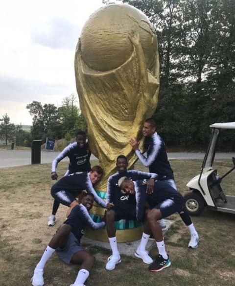 H φωτογραφία των παικτών της Γαλλίας με το... γιγαντιαίο Παγκόσμιο Κύπελλο