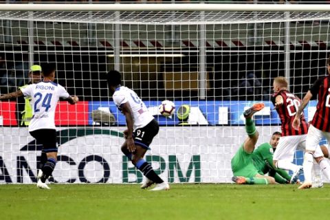 Atalanta's Emiliano Rigoni, left, scores his side's 2-2 equalizer during a Serie A soccer match between AC Milan and Atalanta, at the San Siro stadium in Milan, Italy, Sunday, Sept. 23, 2018. (AP Photo/Luca Bruno)