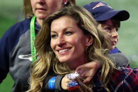 GLENDALE, AZ - FEBRUARY 01:  Gisele Bundchen, wife of  Tom Brady #12 of the New England Patriots, walks on the field with their son, Benjamin after defeating the Seattle Seahawks during Super Bowl XLIX at University of Phoenix Stadium on February 1, 2015 in Glendale, Arizona. The Patriots defeated the Seahawks 28-24.  (Photo by Andy Lyons/Getty Images)