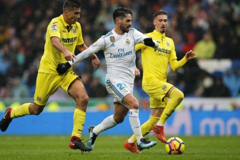 Real Madrid's Isco, centre, controls the ball during a Spanish La Liga soccer match between Real Madrid and Villarreal at the Santiago Bernabeu stadium in Madrid, Spain, Saturday, Jan. 13, 2018. (AP Photo/Paul White)