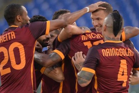 AS Roma's Bosnian forward Edin Dzeko (II from R) jubilates with his teammates after scoring the goal during the friendly soccer match AS Roma vs Sevilla FC at the Olimpico stadium in Rome, Italy, 14 August 2015.
ANSA/MAURIZIO BRAMBATTI