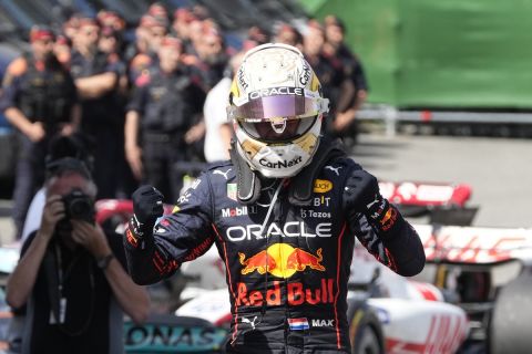 Ο Μαξ Φερστάπεν πανηγυρίζει τη νίκη του στο GP Ισπανίας