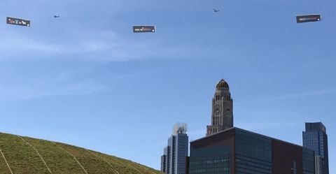 Συμβαίνει τώρα: Αεροπλάνα στο Brooklyn με μηνύματα για τον LeBron