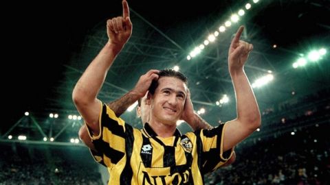 1998-10-18 15:17:20 Voetbal Vitesse-Willem II Nikos Machlas, de man van de wedstrijd, scoorde drie keer tegen willem II.