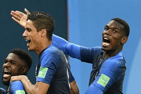 Ο Ράφαελ Βαράν πανηγυρίζει με τον Πολ Πογκμπά τη νίκη της εθνικής Γαλλίας στο Μουντιάλ του 2018