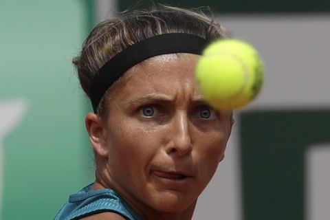 Italy's Sara Errani eyes the ball as she plays France's Alize Cornet during their first round match of the French Open tennis tournament at the Roland Garros Stadium, Sunday, May 27, 2018 in Paris. (AP Photo/Alessandra Tarantino)