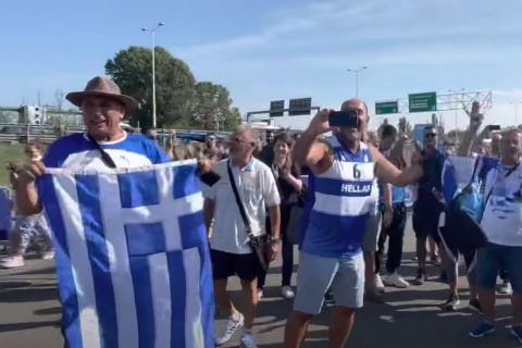 Εθνική μπάσκετ: Τρέλα από τους Έλληνες φιλάθλους έξω από το Mediolanum Forum πριν από το ματς με την Κροατία