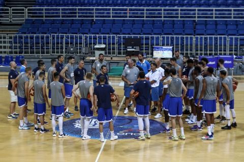 Ο Δημήτρης Ιτούδης δίνει οδηγίες στους παίκτες της Εθνικής Ανδρών στο κέντρο του γηπέδου