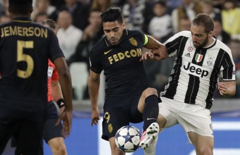 Monaco's Radamel Falcao, left, and Juventus' Gonzalo Higuain challenge for the ball during the Champions League semi final second leg soccer match between Juventus and Monaco in Turin, Italy, Tuesday, May 9, 2017. (AP Photo/Luca Bruno)
