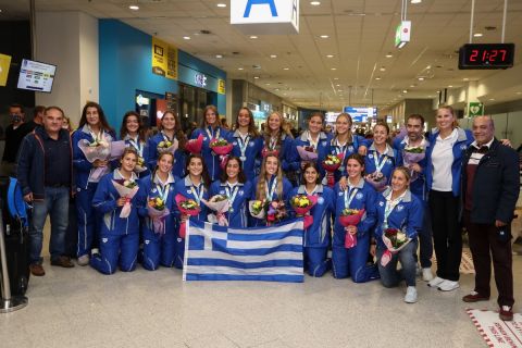 Η άφιξη της Εθνικής πόλο νέων γυναικών στην Ελλάδα
