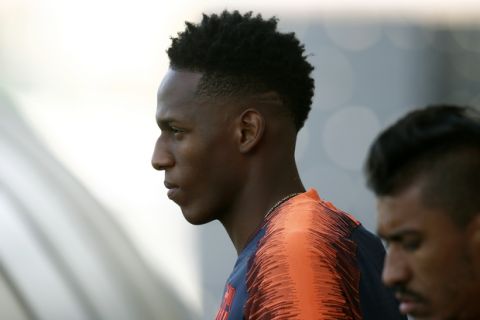 FC Barcelona's Yerry Mina, left, attends a training session with his teammates at the Sports Center FC Barcelona Joan Gamper in Sant Joan Despi, Spain, Friday, April 20, 2018. Sevilla will play against FC Barcelona in the Spanish Copa del Rey soccer final on Saturday. (AP Photo/Manu Fernandez)