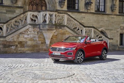 The T-Roc Cabriolet backed by one of the city of Osnabrücks landmarks: the town hall, famous for its role in the Peace of Westphalia.