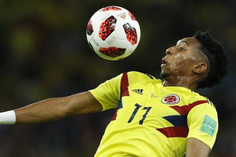 Ο Χουάν Μοχίκα κοντρολάρει την μπάλα στο Κολομβία - Αγγλία στο Παγκόσμιο Κύπελλο του 2018.