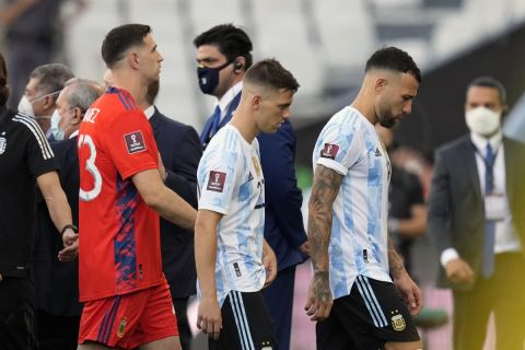 Οι παίκτες της Αργεντινής αποχωρούν από το γήπεδο λίγο πριν την οριστική διακοπή της αναμέτρησής τους με την Βραζιλία | 5 Σεπτεμβρίου 2021