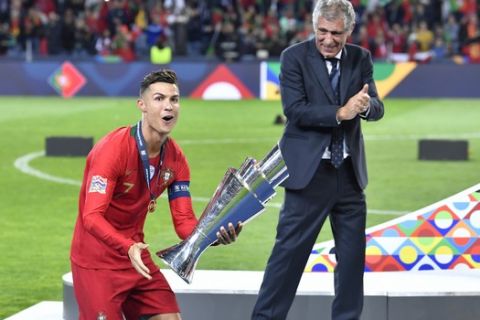 Ο Κριστιάνο Ροναλντο σηκώνει το τρόπαιο του Nations League μετά τη νίκη της Πορτογαλίας επί της Ολλανδίας το 2019
