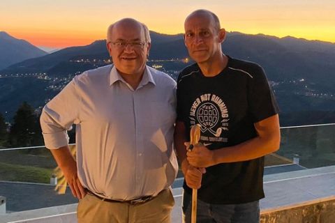 Ολυμπιακός: Ο Δήμαρχος Μετσόβου τίμησε με γκλίτσα τον Παναγιώτη Αγγελόπουλο