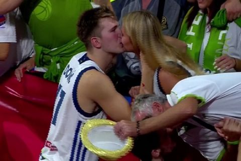 Το "καυτό" φιλί του 18χρονου Ντόντσιτς στην κοπέλα του!