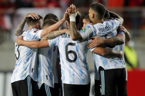 Οι παίκτες της Αργνετινής πανηγυρίζουν ένα γκολ που πέτυχαν κόντρα στη Χιλή για τα προκριματικά του Μουντιάλ