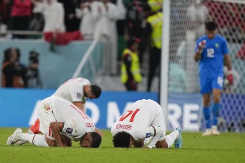 Οι παίκτες του Μαρόκου πανηγυρίζουν γκολ που σημείωσαν κόντρα στο Βέλγιο για τη φάση των ομίλων του Παγκοσμίου Κυπέλλου 2022 στο "Αλ Τουμαμά", Ντόχα | Κυριακή 27 Νοεμβρίου 2022