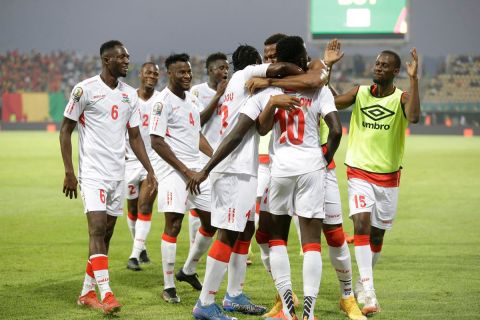 Οι παίκτες της Γκάμπια πανηγυρίζουν γκολ που σημείωσαν κόντρα στη Γουινέα στη φάση των 16 του Κυπέλλου Εθνών Αφρικής 2021 στο "Κουέκονγκ", Μπαφουσάμ | Δευτέρα 24 Ιανουαρίου 2022