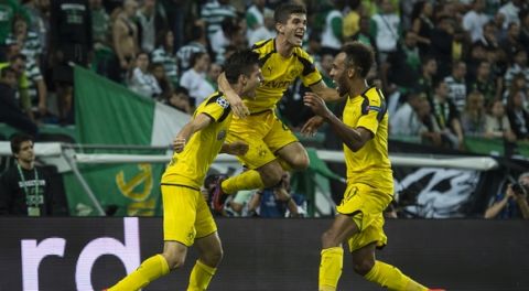LISBON, PORTUGAL - OCTOBER 18: Julian Weigl (L) of Borussia Dortmund celebrates with teammates after scores a goal against SC Sporting during the UEFA Champions League match between SC Sporting and Borussia Dortmund at Estadio Jose Alvalade on October 18, 2016 in Lisbon, Lisboa. (Photo by Octavio Passos/Getty Images)