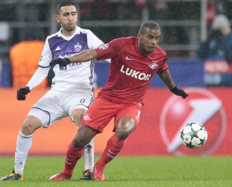 Maribor's Marouan Kabha, left, challenges for the ball with Spartak's Fernando during the Champions League Group E soccer match between Spartak Moscow and Maribor in Moscow, Russia, Tuesday, Nov. 21, 2017. (AP Photo/Ivan Sekretarev)