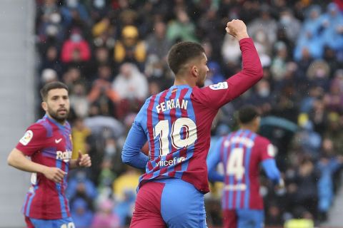 Ο Φεράν Τόρες της Μπαρτσελόνα πανηγυρίζει γκολ που σημείωσε κόντρα στην Έλτσε για τη La Liga 2021-2022 στο "Μανουέλ Μαρτίνεθ Βαλέρο", Έλτσε | Κυριακή 6 Μαρτίου 2022