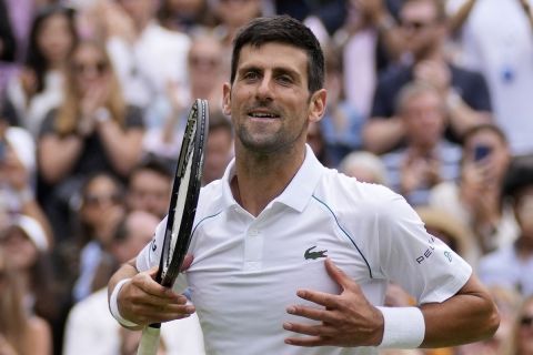 Ο Νόβακ Τζόκοβιτς πανηγυρίζει την πρόκρισή του στον ημιτελικό του Wimbledon 2021
