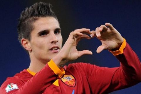 WCENTER 0XMBBBWLNN                Argentinian midfielder of Roma, Erik Lamela, jubilates after scoring the second goal during the Italy Cup soccer match As Roma vs Acf Fiorentina at Olimpico stadium in Rome, Italy on 11 January 2012. ANSA/ETTORE FERRARI  